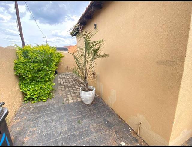 3 BEDROOM HOUSE FOR SALE IN PROTEA GLEN